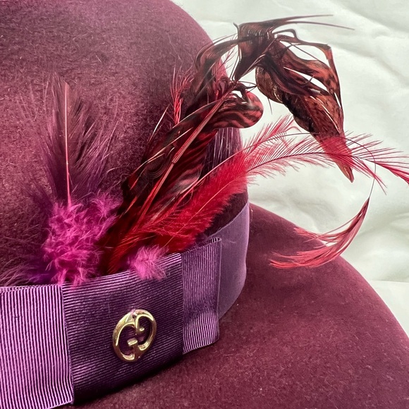 Authentic GUCCI Felt and Pheasant Feather GG Trilby Hat in Burgundy. - Picture 6 of 10